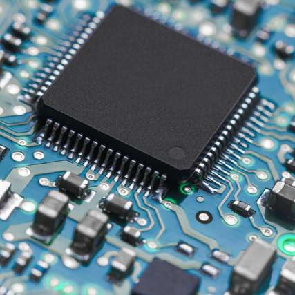 Forscher haben erstmals Germanium durch gezielte Gallium-Dotierung supraleitend gemacht. Das Material kann Strom ohne Widerstand leiten und eröffnet neue Möglichkeiten für Quantenschaltungen und energieeffiziente Elektronik.