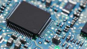 Forscher haben erstmals Germanium durch gezielte Gallium-Dotierung supraleitend gemacht. Das Material kann Strom ohne Widerstand leiten und eröffnet neue Möglichkeiten für Quantenschaltungen und energieeffiziente Elektronik.