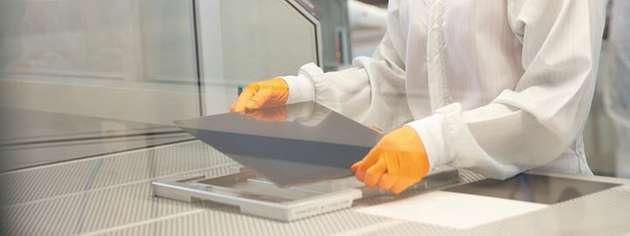 Reinraummontage von Display- und Touchpanel-Komponenten: Die Industrie stellt andere Standards an HMIs als der Consumer-Bereich.