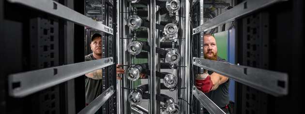 Wie kommt die Kühllösung ins Rechenzentrum? Wie wird sie in den Service eingebunden? Diese Praxisfragen sind hoch relevant für den Einsatz in großer Skalierung.
