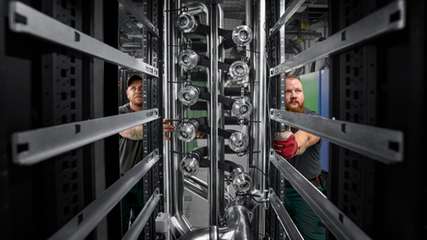 Wie kommt die Kühllösung ins Rechenzentrum? Wie wird sie in den Service eingebunden? Diese Praxisfragen sind hoch relevant für den Einsatz in großer Skalierung.
