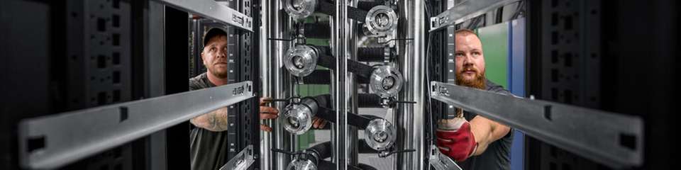 Wie kommt die Kühllösung ins Rechenzentrum? Wie wird sie in den Service eingebunden? Diese Praxisfragen sind hoch relevant für den Einsatz in großer Skalierung.
