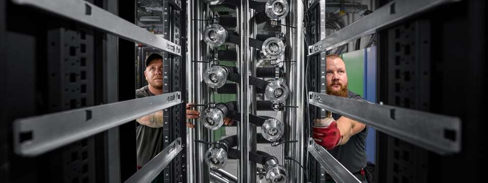 Wie kommt die Kühllösung ins Rechenzentrum? Wie wird sie in den Service eingebunden? Diese Praxisfragen sind hoch relevant für den Einsatz in großer Skalierung.
