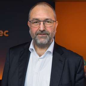 „Zum ersten Mal können Entwickler High-Performance-Embedded-Applikationen mit herausragender Energieeffizienz und Leistung pro Watt auf einem nahezu kreditkartengroßen Formfaktor umsetzen“, sagt Konrad Garhammer, COO und CTO bei Congatec, zur Partnerschaft mit Qualcomm.