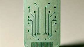 Um ihre Aufgabe zu erledigen, braucht die smarte Etikette weder eine Batterie noch einen Sender:  Sie enthält gedruckte Bahnen aus leitenden Materialien, die Stromkreise mit ohmschen und kapazitiven Elementen bilden,  ähnlich wie ein RFID-Chip.