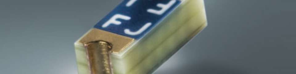 Die Surface-Mount-Sicherung USE 2410 von Schurter ist eine kompakte, schnell auslösende SMD-Sicherung, die mit hoher Abschaltleistung, präziser Auslösung und robuster Bauweise zuverlässigen Schutz für moderne, anspruchsvolle Elektronikanwendungen bietet.