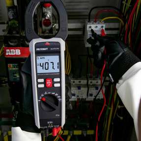 Die VC-771 PV ist die erste Stromzange von Voltcraft, die extrem hohe Ströme und Spannungen, wie sie beispielsweise in PV-Anlagen auftreten, präzise messen kann.