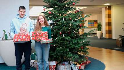 Auszubildende bei Jauch Quartz sammeln die verpackten Geschenke zur Übergabe an die ProKids-Stiftung.
