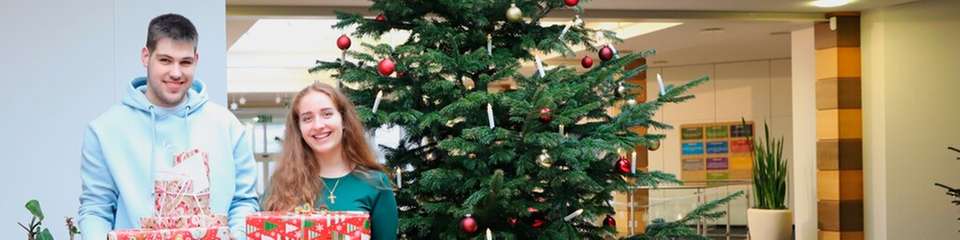 Auszubildende bei Jauch Quartz sammeln die verpackten Geschenke zur Übergabe an die ProKids-Stiftung.