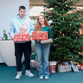 Auszubildende bei Jauch Quartz sammeln die verpackten Geschenke zur Übergabe an die ProKids-Stiftung.