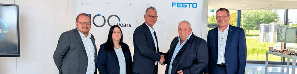 Von links nach rechts: Jan-Christoph Pakusa (Product Manager Power Supplies, Reichelt Elektronik), Nicole Kasner (KAM Distribution, Festo), Axel Schümann (Vice president, Festo), Ulf Timmermann (CEO, Reichelt Elektronik), Thomas Otto (Leitung KAM Distribution, Festo)