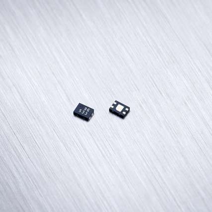 Der MLX90296 kombiniert eine digitale Architektur, niedrigen Stromverbrauch und flexible Empfindlichkeitsoptionen, um präzise, kontaktlose Linearmessungen in Gaming‑Controllern, IoT‑Geräten und industriellen Systemen zu ermöglichen.