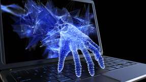 Von Standardpasswörtern und offenen Ports zur auditierbaren Security-Architektur: NIS‑2 und Cyber Resilience Act machen Cyberschutz in der Industrie zur Pflicht – mit Echtzeitabwehr für Neu- und Altgeräte, zentralem SOC, Device-Management und Penetrationstests über den gesamten Lebenszyklus.