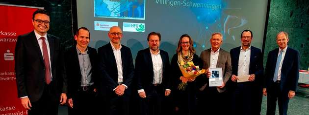 Sparkassen-Vorstandsvorsitzender Arendt Gruben, rechts im Bild, und sein Stellvertreter Florian Klausmann, links, überreichen den Vertretern von Jauch Quartz den Sonderpreis des Innovationspreises für die amagnetische Lithium-Polymer-Batterie.