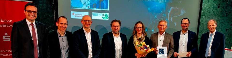 Sparkassen-Vorstandsvorsitzender Arendt Gruben, rechts im Bild, und sein Stellvertreter Florian Klausmann, links, überreichen den Vertretern von Jauch Quartz den Sonderpreis des Innovationspreises für die amagnetische Lithium-Polymer-Batterie.