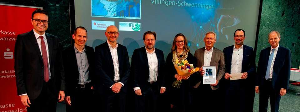 Sparkassen-Vorstandsvorsitzender Arendt Gruben, rechts im Bild, und sein Stellvertreter Florian Klausmann, links, überreichen den Vertretern von Jauch Quartz den Sonderpreis des Innovationspreises für die amagnetische Lithium-Polymer-Batterie.