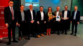 Sparkassen-Vorstandsvorsitzender Arendt Gruben, rechts im Bild, und sein Stellvertreter Florian Klausmann, links, überreichen den Vertretern von Jauch Quartz den Sonderpreis des Innovationspreises für die amagnetische Lithium-Polymer-Batterie.