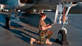 In der Luftfahrt steigen die Anforderungen an Kommunikations‑ und Navigationssysteme kontinuierlich. Kompakte Messlösungen wie der FieldFox‑Analyzer unterstützen Routine‑ und Feldtests direkt vor Ort und sichern damit Verfügbarkeit, Signalqualität und Betriebssicherheit kritischer Infrastruktur.