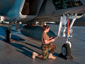 In der Luftfahrt steigen die Anforderungen an Kommunikations‑ und Navigationssysteme kontinuierlich. Kompakte Messlösungen wie der FieldFox‑Analyzer unterstützen Routine‑ und Feldtests direkt vor Ort und sichern damit Verfügbarkeit, Signalqualität und Betriebssicherheit kritischer Infrastruktur.