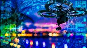 Ein passives Multi‑Sensor‑System aus Radar, Hochfrequenz‑Funk und Kamera/IR‑Technik erkennt Drohnen über KRITIS‑Geländen, liefert Telemetriedaten und führt sie zu einem 3D‑Echtzeit‑Lagebild zusammen.