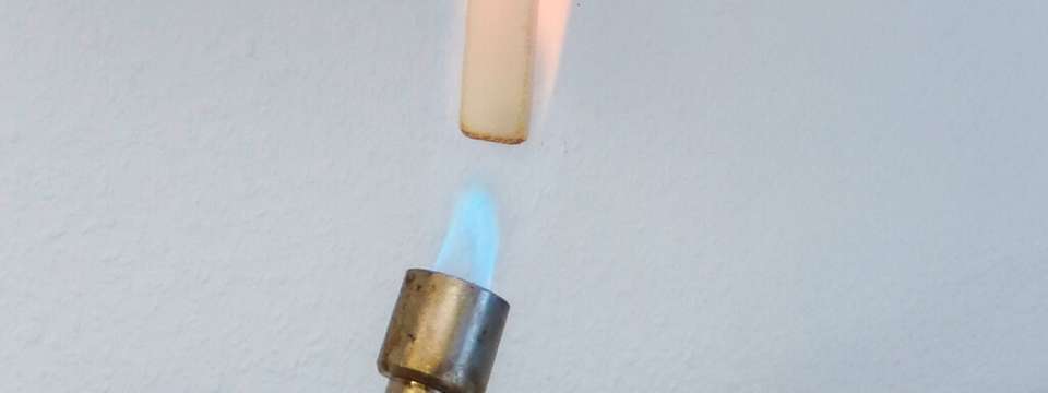 Brennbarkeitstest des neuen Biokunststoffs.