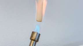 Brennbarkeitstest des neuen Biokunststoffs.