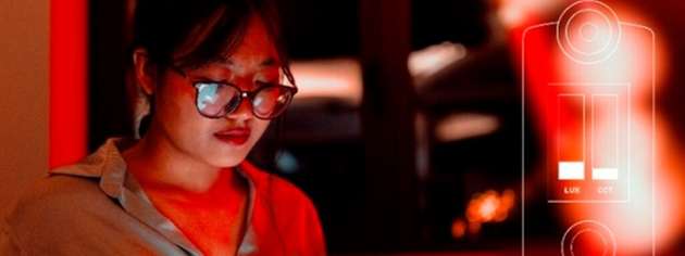 Für eine brillante und natürliche Farbwiedergabe unter allen Bedingungen: Moderne Spektralsensoren arbeiten unsichtbar hinter dem OLED-Display und sorgen dafür, dass die Anzeige ihre Farbe und Helligkeit perfekt an das Umgebungslicht anpasst.