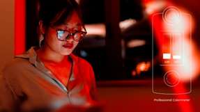 Für eine brillante und natürliche Farbwiedergabe unter allen Bedingungen: Moderne Spektralsensoren arbeiten unsichtbar hinter dem OLED-Display und sorgen dafür, dass die Anzeige ihre Farbe und Helligkeit perfekt an das Umgebungslicht anpasst.