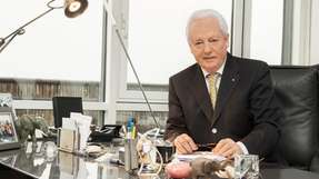 Zum 90. Geburtstag von Klaus Conrad blickt das Unternehmen auf zentrale Meilensteine zurück: frühe EDV-Umstellung, Ausbau der Logistik, Expansion in Europa und Projekte in der Region – von der Sanierung der Burg Wernberg bis zur Stiftungsarbeit.