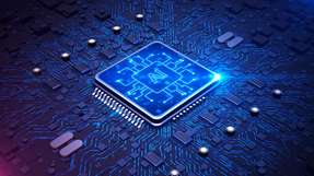 Axelera AI und Syslogic bündeln ihre Edge‑AI-Kompetenz: Ein Syslogic‑Embedded‑Computer wird per Metis‑M.2‑KI‑Beschleuniger zur effizienten Inferenz‑Plattform.