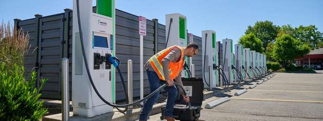 Der FEV500 simuliert virtuell ein Elektrofahrzeug für schnell umfassende Sicherheits- und Funktionsprüfungen vor Ort.