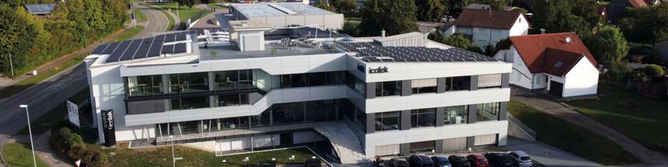 Blick auf den Standort in Eschach: Von hier aus entwickelt und fertigt Icotek seit 1995 Systeme für Kabelmanagement, Kabeleinführungen und EMV-Abschirmung für industrielle Anwendungen.