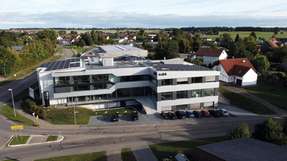 Blick auf den Standort in Eschach: Von hier aus entwickelt und fertigt Icotek seit 1995 Systeme für Kabelmanagement, Kabeleinführungen und EMV-Abschirmung für industrielle Anwendungen.