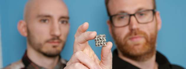 Ästhetische Kühlmittel: Die Doktoranden Thorben Trodler (links) und Michael Fries (rechts) feilen an filigranen Strukturen aus Nickel-Titan, durch die Luft oder Wasser strömen kann, um Wärme aufzunehmen und abzugeben. Die Legierung wird für Experimente Schicht für Schicht 3D-gedruckt.