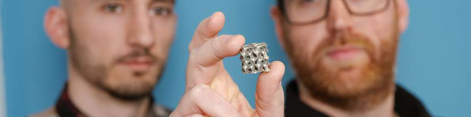 Ästhetische Kühlmittel: Die Doktoranden Thorben Trodler (links) und Michael Fries (rechts) feilen an filigranen Strukturen aus Nickel-Titan, durch die Luft oder Wasser strömen kann, um Wärme aufzunehmen und abzugeben. Die Legierung wird für Experimente Schicht für Schicht 3D-gedruckt.