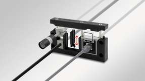 Die KEL‑ERM Vario von Icotek reduziert die Variantenvielfalt mit einer Rahmengröße pro Ausführung und lässt sich dank steckbarer Trennstege flexibel bestücken.