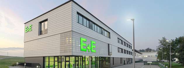 Außenansicht des Firmensitzes von E+E Elektronik.