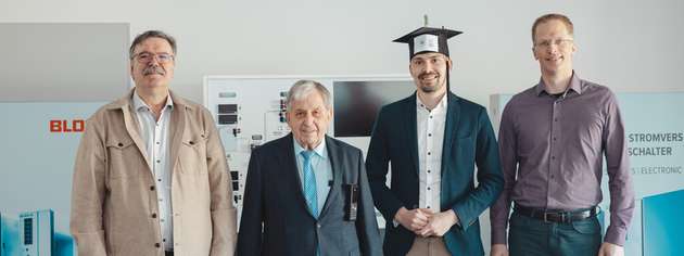 Als sichtbares Zeichen der Anerkennung wurde ihm symbolisch ein individuell gestalteter Doktorhut überreicht.