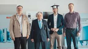 Als sichtbares Zeichen der Anerkennung wurde ihm symbolisch ein individuell gestalteter Doktorhut überreicht.