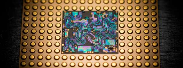 Ein Chip, der entwickelt wurde, um in der Elektronik hohe Spannungen mithilfe eines piezoelektrischen Resonators effizienter in niedrigere Spannungen umzuwandeln – ein Vorgang, der als DC-DC-Abwärtswandlung bezeichnet wird.