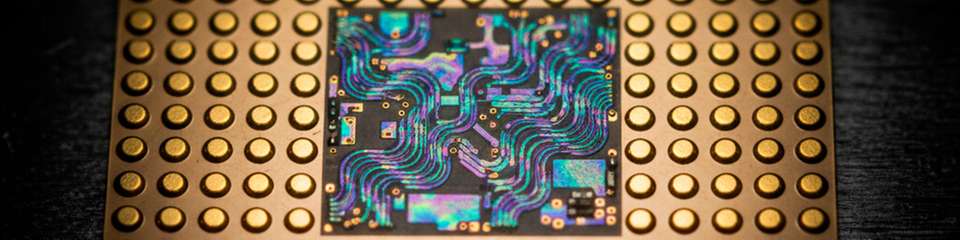 Ein Chip, der entwickelt wurde, um in der Elektronik hohe Spannungen mithilfe eines piezoelektrischen Resonators effizienter in niedrigere Spannungen umzuwandeln – ein Vorgang, der als DC-DC-Abwärtswandlung bezeichnet wird.