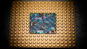 Ein Chip, der entwickelt wurde, um in der Elektronik hohe Spannungen mithilfe eines piezoelektrischen Resonators effizienter in niedrigere Spannungen umzuwandeln – ein Vorgang, der als DC-DC-Abwärtswandlung bezeichnet wird.