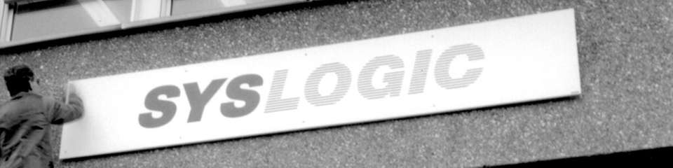 Der Anfang einer Erfolgsgeschichte: Ein historisches Foto zeigt die Montage des Syslogic-Firmenschilds – 40 Jahre später ist das Unternehmen internationale Spezialistin für robuste Embedded-Systeme.