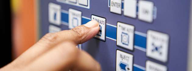 Vergoldete taktile Schalter bieten in der Gebäudeautomation entscheidende Vorteile: Ihre chemisch inerte Oberfläche verhindert Oxidation und Korrosion – für zuverlässige Signalübertragung über Millionen von Schaltzyklen.