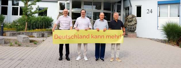 Mit ihrer Beteiligung an der Kampagne „Deutschland kann mehr“ setzt Jauch ein Zeichen für Innovation, Wettbewerbsfähigkeit und den Industriestandort Deutschland. Im Bild vor der Firmenzentrale in Villingen-Schwenningen (von links nach rechts): Marc Schott, Timo Schmidt, Geschäftsführer Thomas Jauch und Eberhard Heiser.