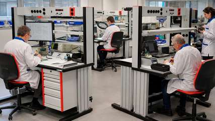 TriMax-Arbeitsplätze integrieren ESD-Schutz, Prüftechnik, Materialbereitstellung und Ergonomie in einer skalierbaren Elektronikfertigung.
