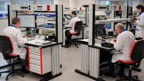 TriMax-Arbeitsplätze integrieren ESD-Schutz, Prüftechnik, Materialbereitstellung und Ergonomie in einer skalierbaren Elektronikfertigung.