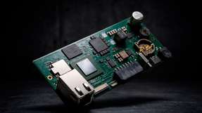 Die neue kompakte 5-Zoll-Industrie-HMI und der miniaturisierte Einplatinencomputer bieten OEMs zwei komplementäre Integrationsoptionen, die auf dem Qualcomm Dragonwing IQ-2390-Prozessor basieren. 