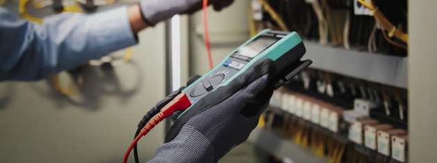 Elektrische Prüfungen an Schaltschränken helfen, Fehlerströme zu vermeiden und die Sicherheit automatisierter Anlagen zu gewährleisten.
