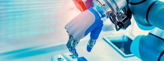 Industrieroboter positioniert ein Bauteil auf einer Vorrichtung für automatisierte Montageprozesse.